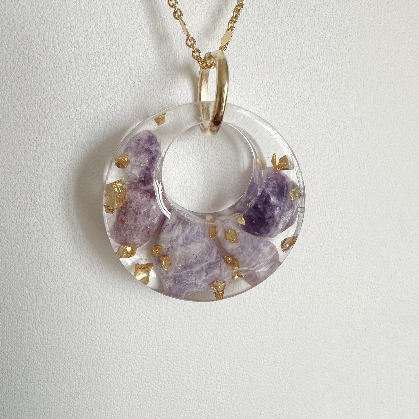 Kristāla kuloniņš: Lepidolīts