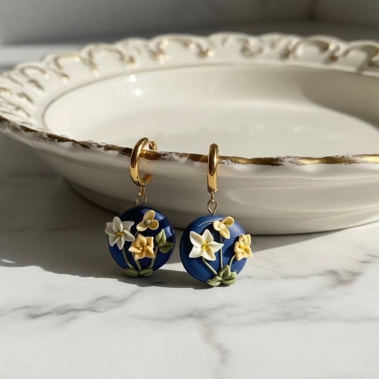 Auskaru glezna “Zilā ziedu pogaļa”