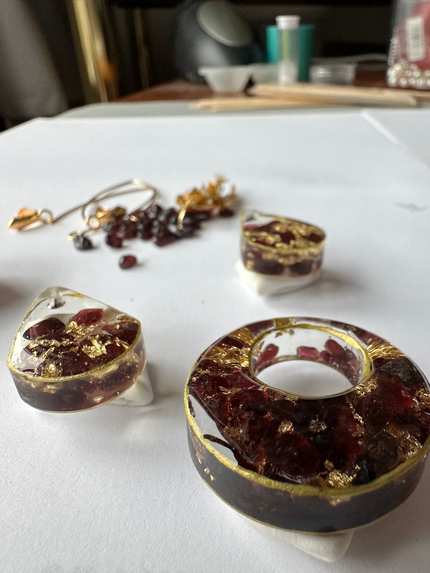 Granāts zeltā - kuloniņs un auskari
