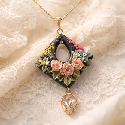 Kuloniņš “Ziedošā nakts” iedvesmojoties no Reičelas Roišas gleznām