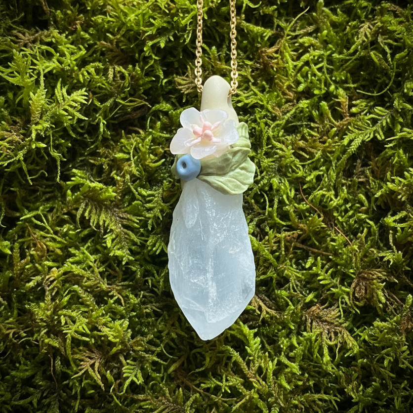 Kalnu kristāla amulets ar vienu ziediņu