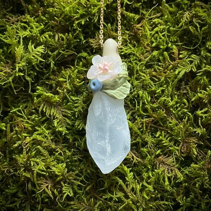 Kalnu kristāla amulets ar vienu ziediņu