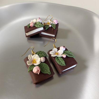 Auskaru gleznas “Grāmatas” ar ābeļziediem un avenēm