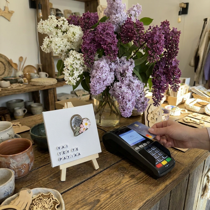 Atsauksmju statīvs ar QR kodu