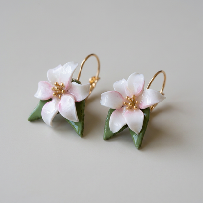 Auskaru glezna | Baltās lilijas ar zeltu