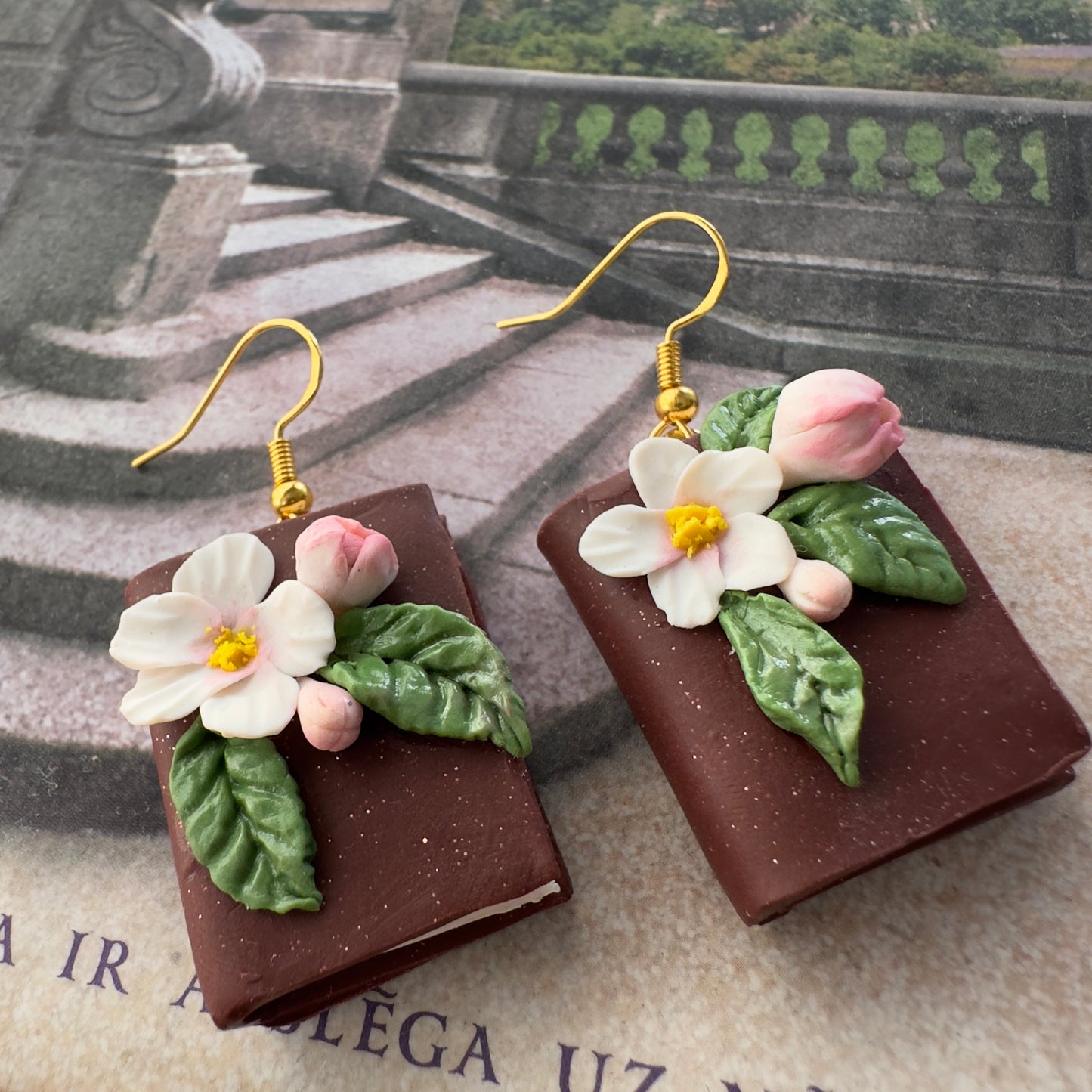 Auskaru gleznas “Grāmatas” ar ābeļziediem un avenēm