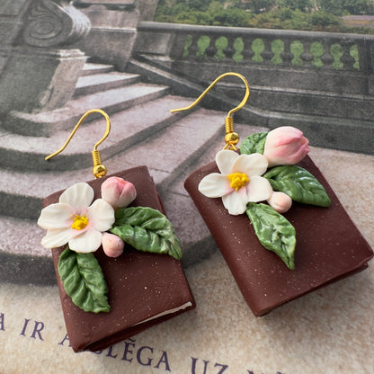 Auskaru gleznas “Grāmatas” ar ābeļziediem un avenēm