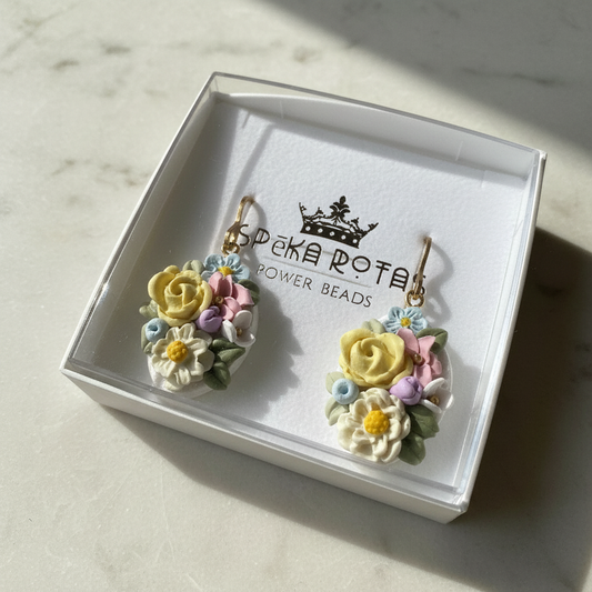 Auskaru glezna “Ziedu pārpilnība”