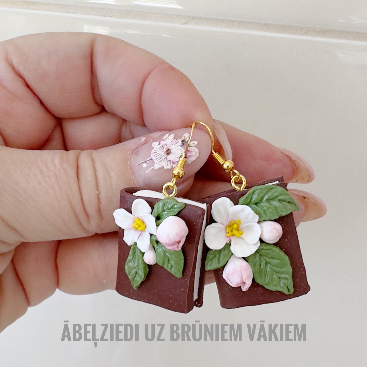 Auskaru gleznas “Grāmatas” ar ābeļziediem un avenēm