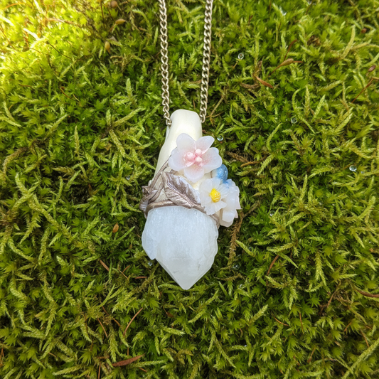 Kalnu kristāla amulets ar melleni