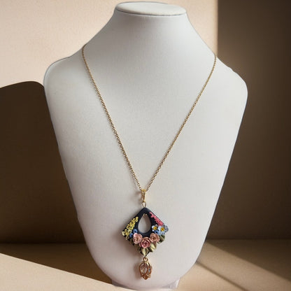 Kuloniņš “Ziedošā nakts” iedvesmojoties no Reičelas Roišas gleznām