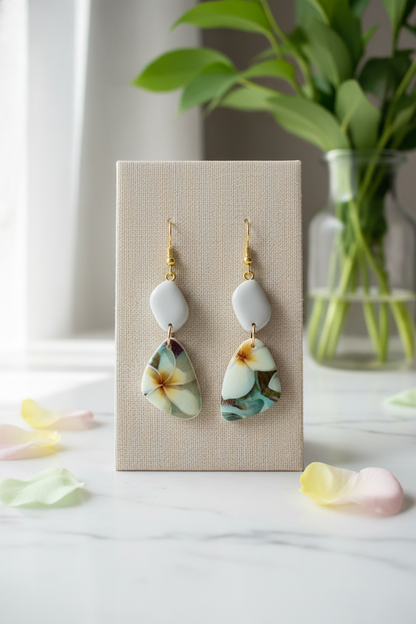 Auskaru glezna "Frangipani ziedi”
