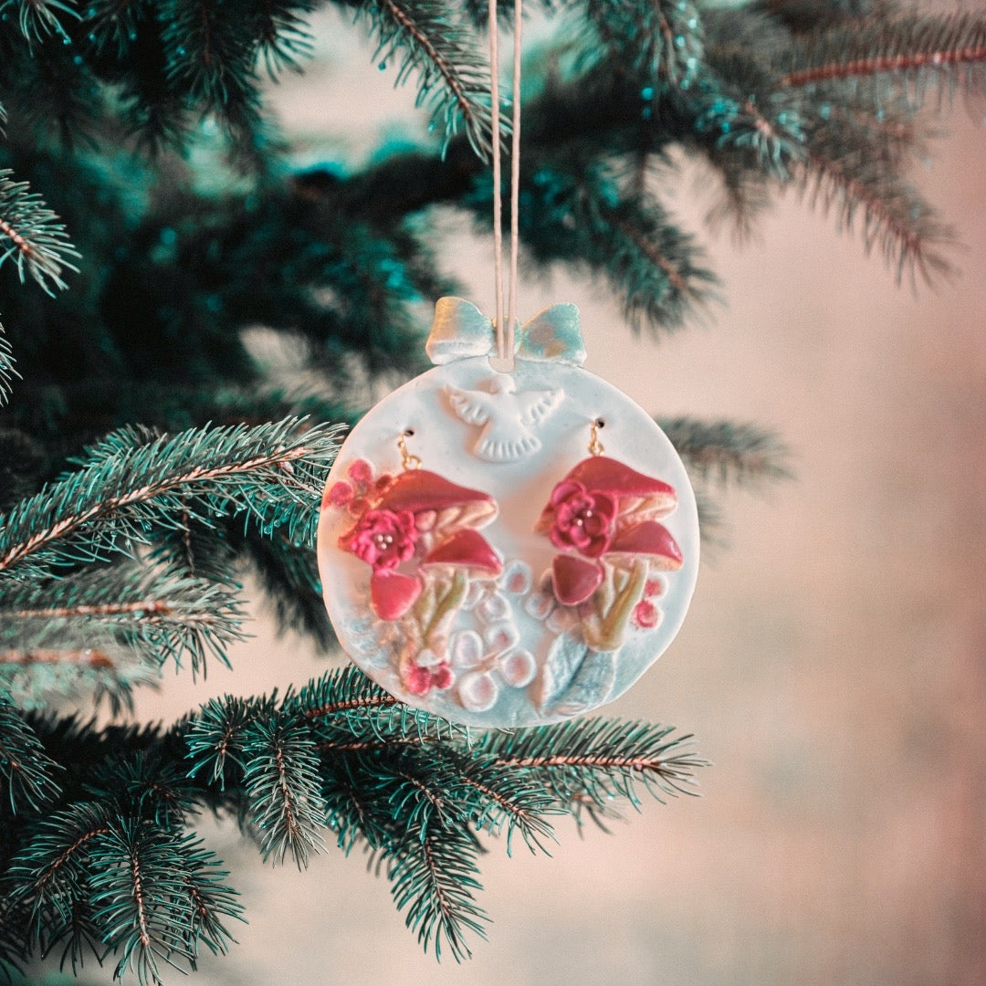 Auskaru glezna "Maģiskās sēnes” ar eglīšu rotājumu