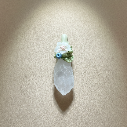 Kalnu kristāla amulets ar vienu ziediņu