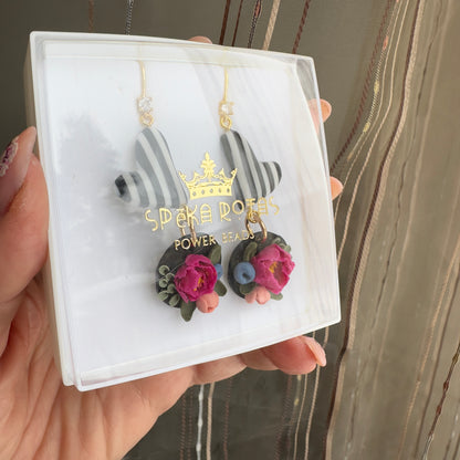 Auskaru glezna: Pojenes ar sirsniņām