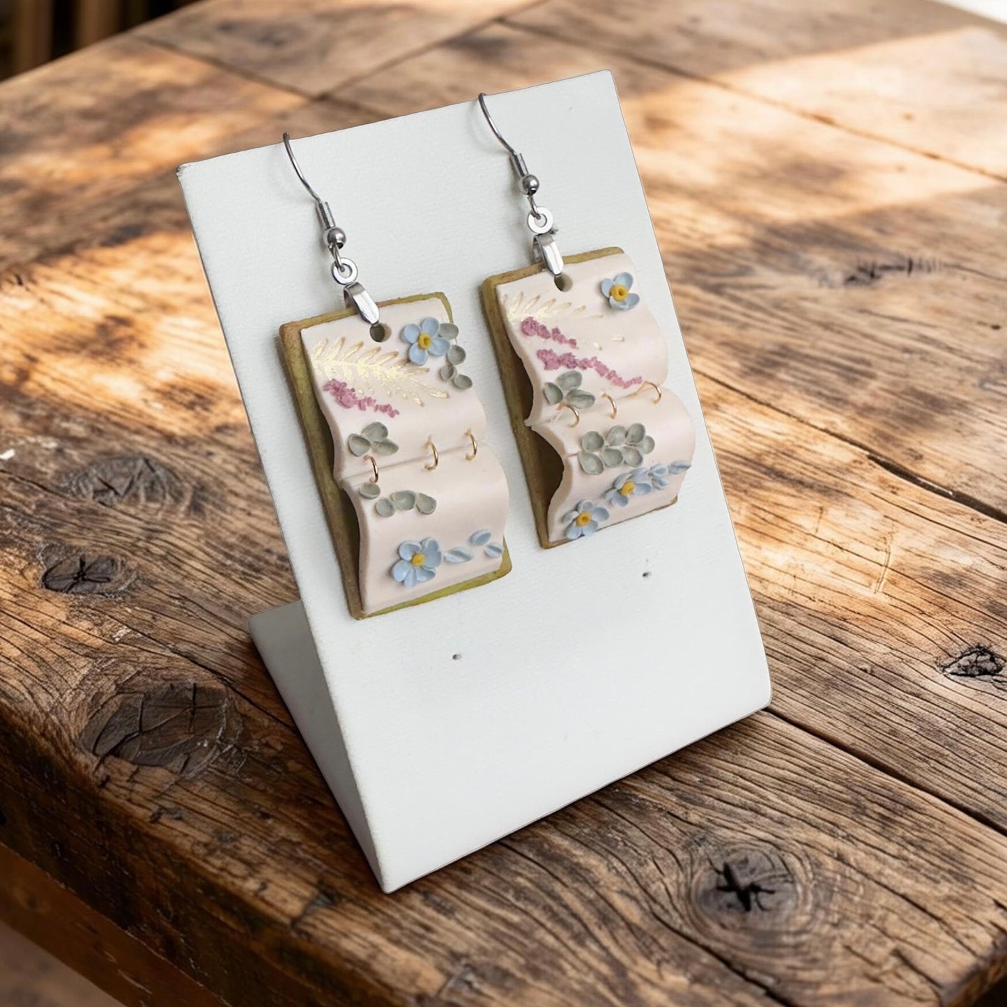 Auskaru gleznas “Atvērtā grāmata”