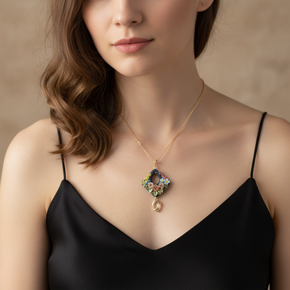 Kuloniņš “Ziedošā nakts” iedvesmojoties no Reičelas Roišas gleznām