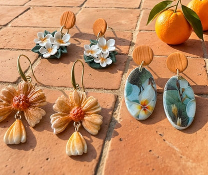 Auskaru glezna "Frangipani ziedi”