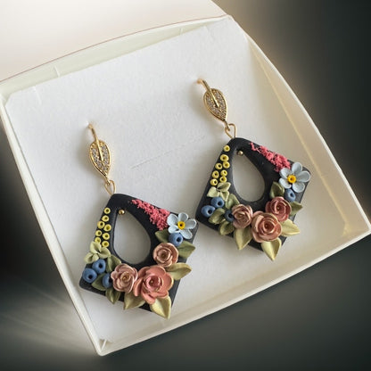 Auskaru glezna “Ziedošā nakts” iedvesmojoties no Reičelas Roišas gleznām