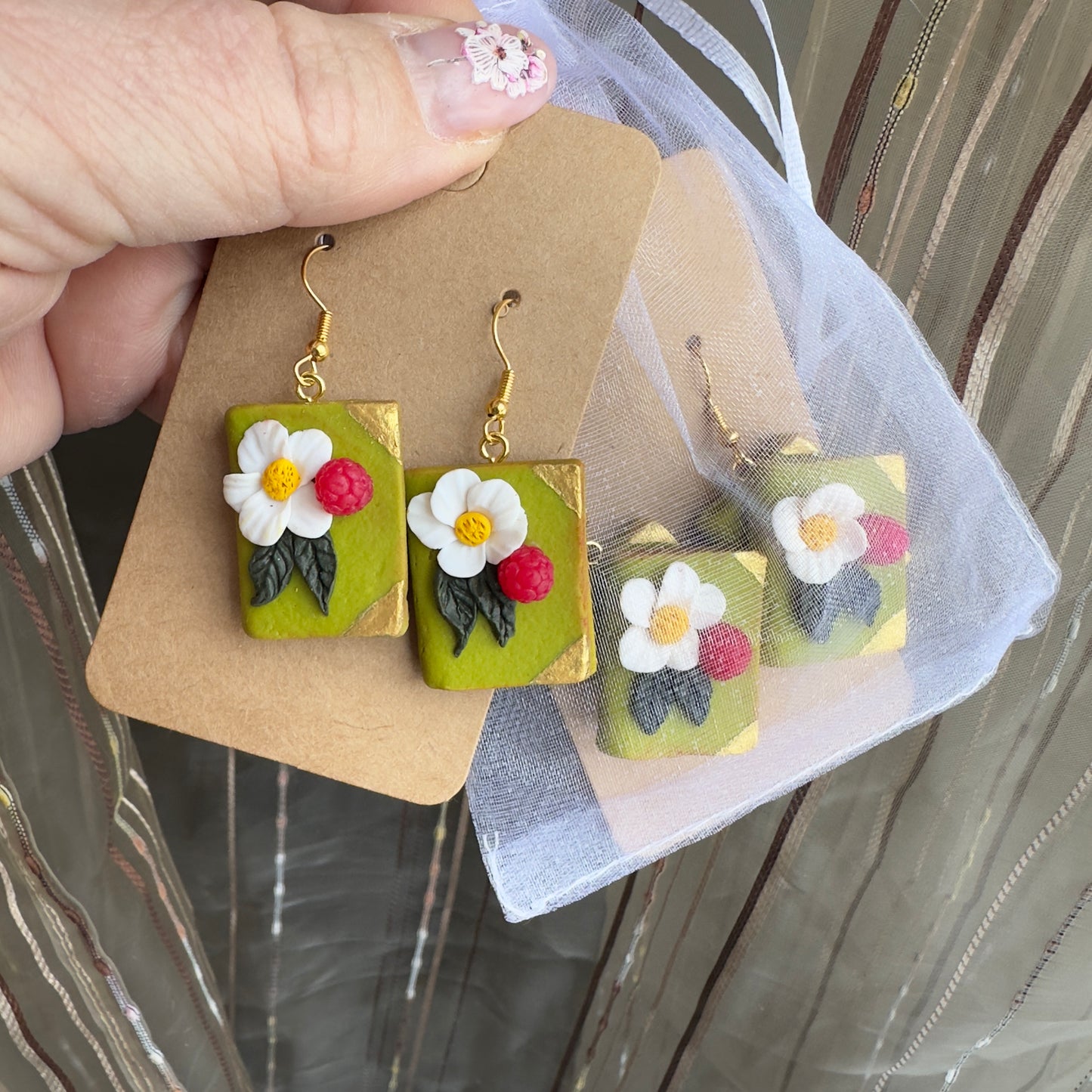 Auskaru gleznas “Grāmatas” ar ābeļziediem un avenēm