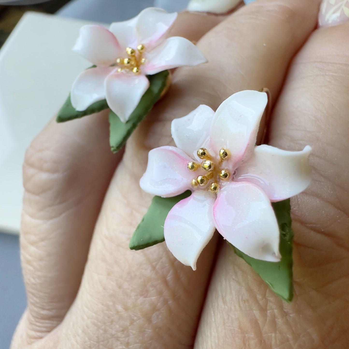 Auskaru glezna | Baltās lilijas